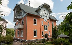 Moderne Ferienwohnung in alter Villa